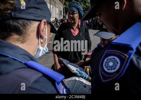 Die südafrikanische Polizei verhängt Geldstrafen gegen obdachlose ausländische Flüchtlinge aus Afrika wegen Verstoßes gegen die Gesetze auf Wiedersehen in Kapstadt während des Ausbruchs des Coronavirus Stockfoto