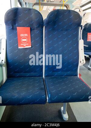 Mantova, Italien - 20. Juni 2020: trenitalia-Zugsitze mit einem roten Schild, das besagt, dass der Platz frei gelassen werden soll, neue Distanzierungsregeln aufgrund einer Coronavirus-Pandemie Stockfoto