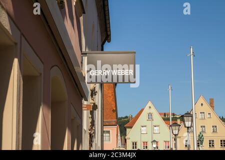 WEISSENBURG, DEUTSCH: Geschäft des Bekleidungsunternehmens 'Gerry Weber', Gerry Weber betreibt über 1,000 eigene Geschäfte mit den Marken Taifun, SAMOON und HALLHUBER. Stockfoto