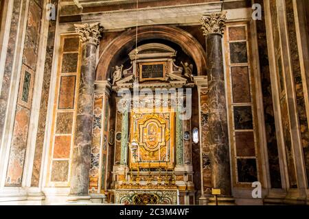 Altar der Muttergottes des Sukkkors im Petersdom im Vatikan Stockfoto