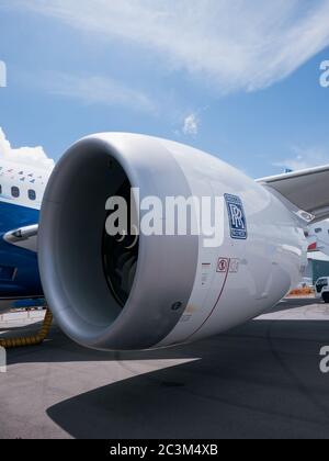 SINGAPUR - FEBRUAR 12: Einer der beiden Rolls Royce Trent 1000-Triebwerke der Boeing 787 Dreamliner auf der Singapore Airshow in Singapur am 12. Februar, Stockfoto