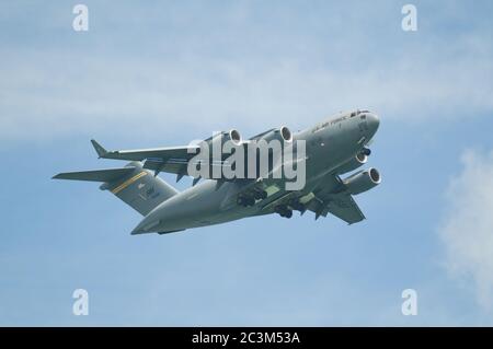 SINGAPUR - FEBRUAR 12: Boeing C-17 Globemaster III bei der Landung auf der Singapore Airshow in Singapur am 12. Februar 2012. Stockfoto