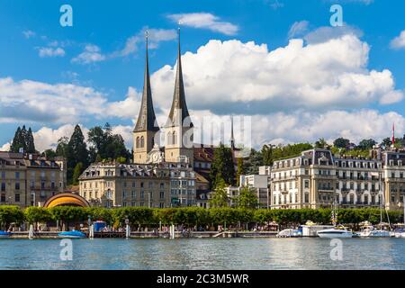 Luzern, Schweiz - 30. Juni 2013 - Stadtbild von Luzern an einem sonnigen Sommertag mit Wolken liegt am Seeufer die berühmte St. Leodegar im Hof Kirche Stockfoto