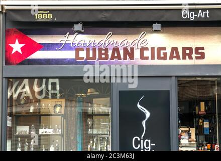 Brüssel, BELGIEN - 7. Juli 2019: Cuban Zigarren Shop in der Innenstadt. Stockfoto