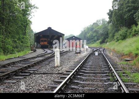 Der Blick am Motor vorbei wirft sich auf die Oxenhope Station auf der historischen Keighley und Worth Valley Railway in Nordengland. Stockfoto