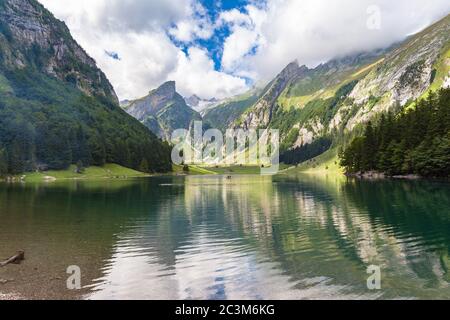 Herrlicher Panoramablick auf das Alpsteinmassiv mit Santis (Saentis) am Seepferl an einem sonnigen Sommertag, mit blauer Himmelswolke, Kanton Appenzell Stockfoto