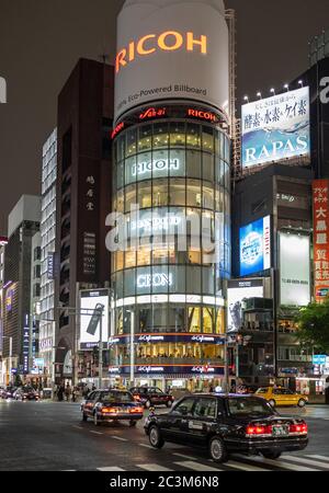 City Taxi in Ginza Street, Tokio, Japan bei Nacht. Stockfoto