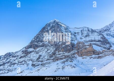 Atemberaubende Nahaufnahme der Eiger Nordwand von der Kleinen Scheidegg an einem sonnigen Wintertag, berühmter Berg der Schweizer Alpen im Berner Oberland bei Jungfra Stockfoto