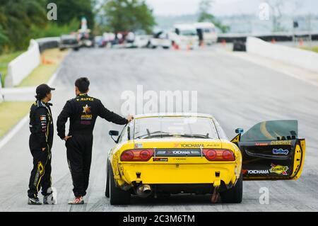 NAKHON RATCHASIMA - AUGUST 12: Khun Rapee wartet auf das Rennen bei M-150 Storm Drift Competition auf Bonanza Racing Circuit, Nakhon Ratchasima, Thailand auf Au Stockfoto