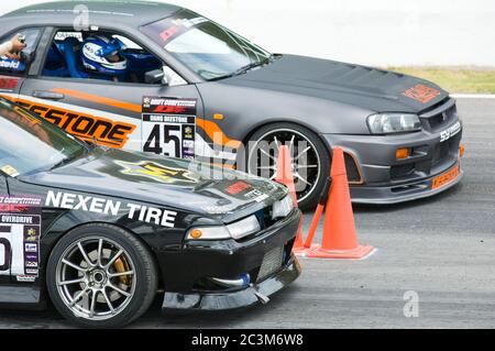 NAKHON RATCHASIMA - AUGUST 12: Zwei Teilnehmer warten auf das Rennen bei der M-150 Storm Drift Competition auf Bonanza Racing Circuit, Nakhon Ratchasima, Thailand Stockfoto