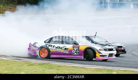 NAKHON RATCHASIMA - AUGUST 12: Khun Green von Tri-Ace Rennen bei M-150 Storm Drift Wettbewerb auf Bonanza Racing Circuit, Nakhon Ratchasima, Thailand auf Stockfoto