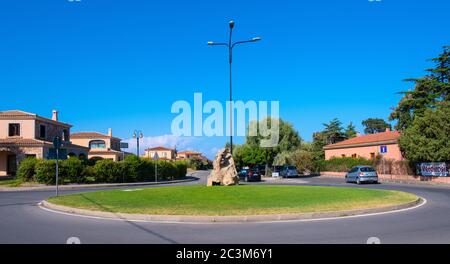 San Teodoro, Sardinien / Italien - 2019/07/15: Sommer-Touristen-Wohnviertel von San Teodoro Ferienort an der Costa Smeralda Küste des Tyrrhenischen Meeres Stockfoto