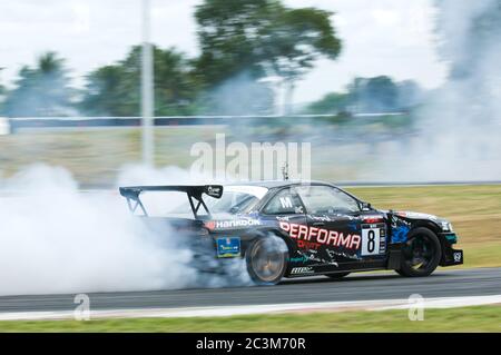 NAKHON RATCHASIMA - AUGUST 12: Khun EM von PTT bei der M-150 Storm Drift Competition auf Bonanza Racing Circuit, Nakhon Ratchasima, Thailand am 12. August 201 Stockfoto