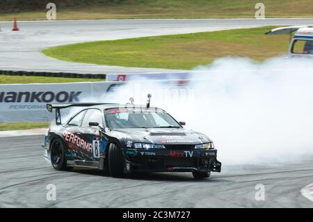 NAKHON RATCHASIMA - AUGUST 12: Khun EM von PTT bei der M-150 Storm Drift Competition auf Bonanza Racing Circuit, Nakhon Ratchasima, Thailand am 12. August 201 Stockfoto