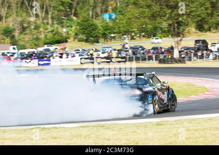 NAKHON RATCHASIMA - AUGUST 12: Khun EM von PTT bei der M-150 Storm Drift Competition auf Bonanza Racing Circuit, Nakhon Ratchasima, Thailand am 12. August 201 Stockfoto