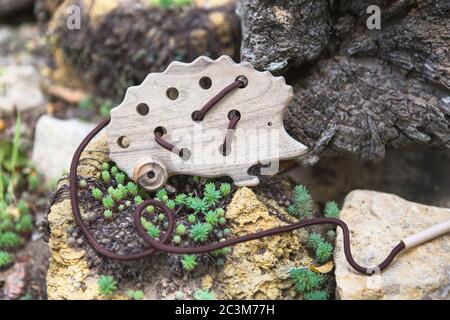 Natürliche Holzschnürung Spielzeug Igel für die Ausbildung Feinmotorik, Hand Auge Koordination, mathematische Fähigkeiten. Montessori-Materialien. Entwicklung, edu Stockfoto