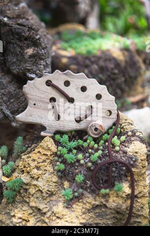 Natürliche Holzschnürung Spielzeug Igel für die Ausbildung Feinmotorik, Hand Auge Koordination, mathematische Fähigkeiten. Montessori-Materialien. Entwicklung, edu Stockfoto
