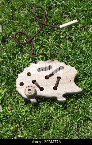 Natürliche Holzschnürung Spielzeug Igel für die Ausbildung Feinmotorik, Hand Auge Koordination, mathematische Fähigkeiten. Montessori-Materialien. Entwicklung, edu Stockfoto