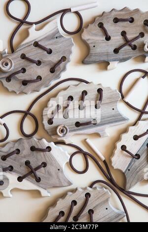 Natürliche Holzschnürung Spielzeug Igel für die Ausbildung Feinmotorik, Hand Auge Koordination, mathematische Fähigkeiten. Montessori-Materialien. Entwicklung, edu Stockfoto
