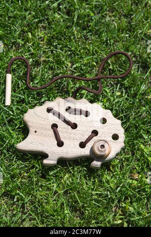 Natürliche Holzschnürung Spielzeug Igel für die Ausbildung Feinmotorik, Hand Auge Koordination, mathematische Fähigkeiten. Montessori-Materialien. Entwicklung, edu Stockfoto