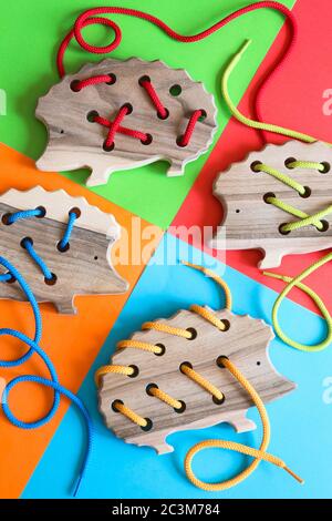 Natürliche Holzschnürung Spielzeug Igel für die Ausbildung Feinmotorik, Hand Auge Koordination, mathematische Fähigkeiten. Montessori-Materialien. Entwicklung, edu Stockfoto