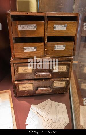 Tabletts mit Karteikarten, die dazu dienen, Code-Breakers beim Japanisch lernen zu helfen, auf dem Display in Bletchley Park, Bletchley. Buckinghamshire, Großbritannien. Stockfoto