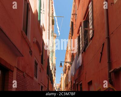 Wäsche zum Trocknen in einer engen Straße, Venedig, Italien Stockfoto