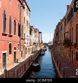 Festgemacht Boote säumen den Rio de la Fornace Kanal, Venedig, Italien Stockfoto