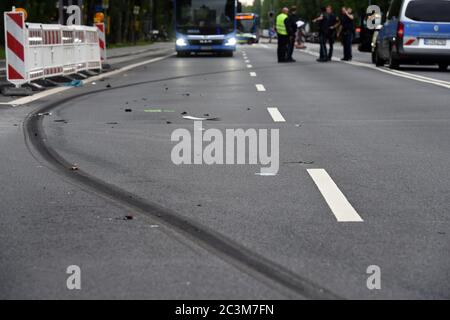 München, Deutschland. Juni 2020. Eine Rutschmarke eines Autos, das während der Fahrt die Kontrolle verloren hat und einen Unfall verursacht hat, ist am Siegestor in der Leopoldstraße zu sehen. Quelle: Felix Hörhager/dpa/Alamy Live News Stockfoto