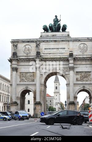 München, Deutschland. Juni 2020. Vor dem Siegetor in der Leopoldstraße steht ein Auto, das von einem Fahrzeug getroffen wurde, das während der Fahrt die Kontrolle verloren hat. Quelle: Felix Hörhager/dpa/Alamy Live News Stockfoto