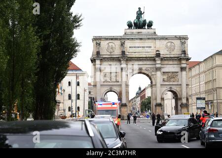 München, Deutschland. Juni 2020. Ein Auto, das während der Fahrt die Kontrolle verloren hat und einen Unfall verursacht hat, parkt neben einem Krankenwagen vor dem Siegestor in der Leopoldstraße. Quelle: Felix Hörhager/dpa/Alamy Live News Stockfoto