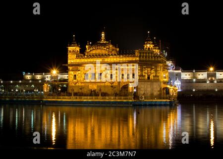 Schöne Aufnahme des Harmandir Sahib's Gebäude auf einem reflektierenden see Vordergrund in Indien Stockfoto