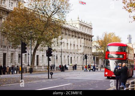 LONDON - 16. NOVEMBER 2016: Geschäftiges Treiben auf dem Fulham Broadway mit Routemaster Diesel-Elektro-Hybrid-Doppeldeckerbus Stockfoto