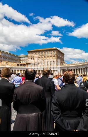 Priester auf dem Petersplatz während der Sonntagsgebete und Segnungen des Papstes. Vatikan. Stockfoto