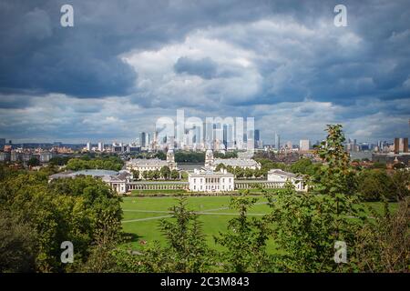 Skyline von London vom Greenwich Observatory aus mit Blick auf den Park, die Themse und Canary Wharf. Queen Mary & King William Building im Old Royal N Stockfoto