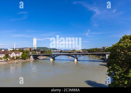 Panoramablick auf Basel und Rhein aus der Sicht der Plantform hinter dem Basler Münster Stockfoto