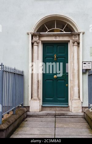 Eine grüne Tür in Dublin, Irland. Gewölbte georgianische Tür Haus Front in Dublin Stockfoto