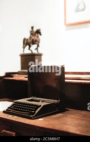 Selektive Fokusaufnahme einer Retro-Vintage-Schreibmaschine auf einem Holztisch Stockfoto
