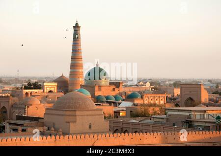 Schöner goldener Sonnenuntergang über der Islam Khodja Moschee in der alten Stadt Chiwa, Usbekistan Stockfoto