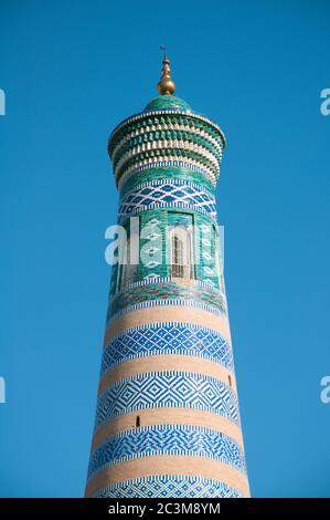 Ziegel Minarett Detail, mit islamischen Muster Keramikfliesen in der alten Stadt Chiwa, Zentralasien, Usbekistan dekoriert Stockfoto