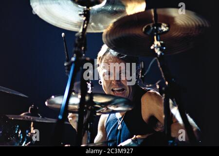 12.09.1996, Kiel, Lars Ulrich, Schlagzeuger bei Metallica live am Schlagzeug auf der 'Poor Touring Me Tour' 1996 in der Kieler Ostseehalle. Weltweit eingesetzt Stockfoto