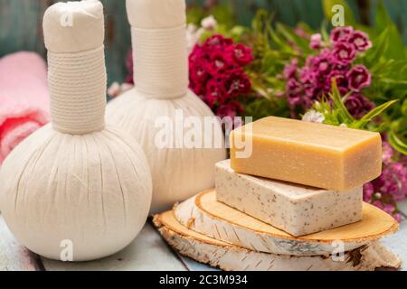 Spa-Accessoires in einem Korb auf einem Holztisch Stockfoto