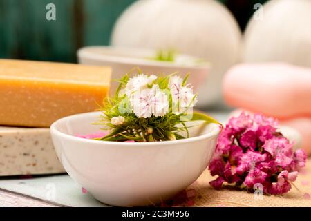Spa-Accessoires in einem Korb auf einem Holztisch Stockfoto