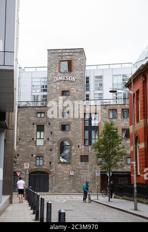 DUBLIN, IRLAND - 26. JUNI 2019: Eintritt zur Old Jameson Distillery, Smithfield Square in Dublin, Irland. Die ursprüngliche Website, wo Jameson Irish W Stockfoto