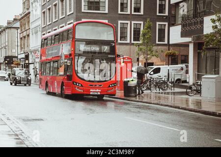 London, Großbritannien - 18. August 2017: Die Straßen von London während des Regens. Rote Telefonzellen und rote londoner Busse. Sommer in London Stockfoto