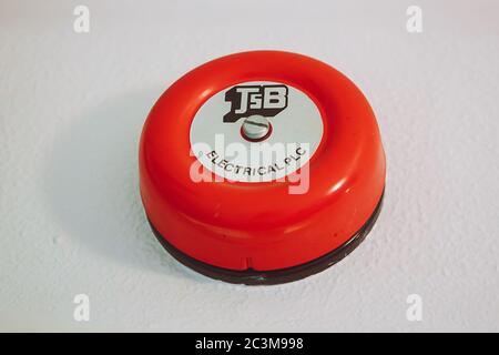 London - Luton, Großbritannien - 18. August 2017: Retro-Feueralarm-Glocke an der weißen Wand im Ibis Hotel. JSB Electrical PLC Stockfoto