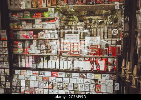 London, Vereinigtes Königreich - 18. August 2017: Magnete, Souvenirs in der Schaufenster in London. Stockfoto