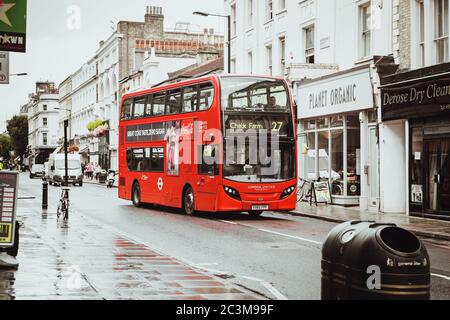 London, Großbritannien - 18. August 2017: Die Straßen von London während des Regens. Rote Telefonzellen und rote londoner Busse. Sommer in London Stockfoto