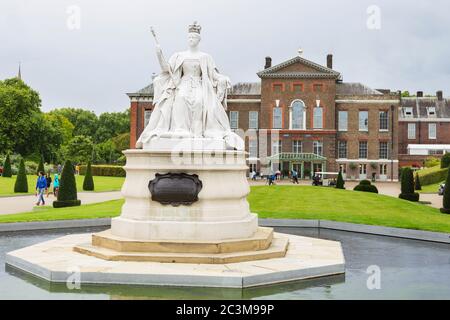 LONDON, Großbritannien - 18. August 2017: Statue der Königin Victoria vor dem Kensington Palace in London. Stockfoto