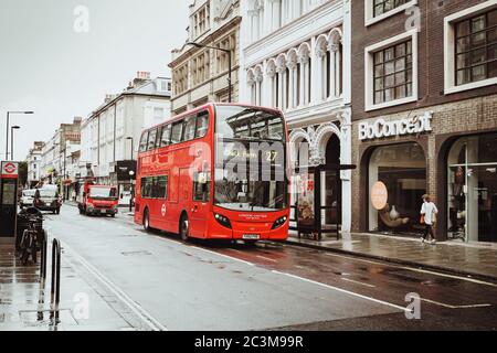 London, Großbritannien - 18. August 2017: Die Straßen von London während des Regens. Rote Telefonzellen und rote londoner Busse. Sommer in London Stockfoto